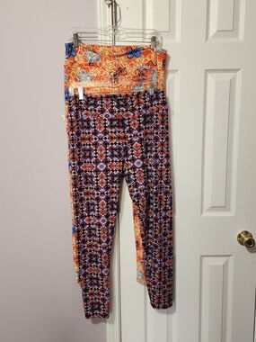 LuLaRoe Geometric Diamond Print Leggings in Purple, Orange, Black